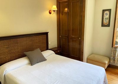 Habitaciones y apartamentos en Jaca, Hotel Charlé en plena naturaleza y junto al Río Aragón