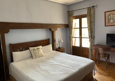 Habitaciones y apartamentos en Jaca, Hotel Charlé en plena naturaleza y junto al Río Aragón